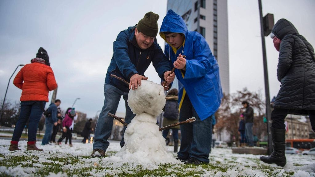 Lapset ja lapsenmieliset osasivat ottaa ilon irti kylmästä säästä muun muassa lumiukkoja rakentamalla.