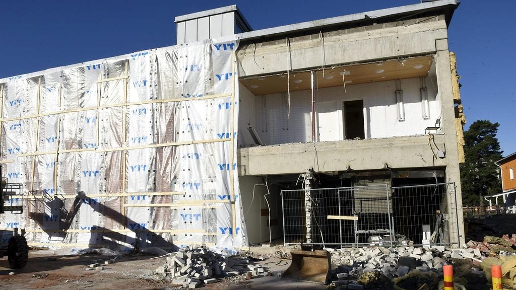 Kirstin koulu yöllisen tulipalon jälkeen.