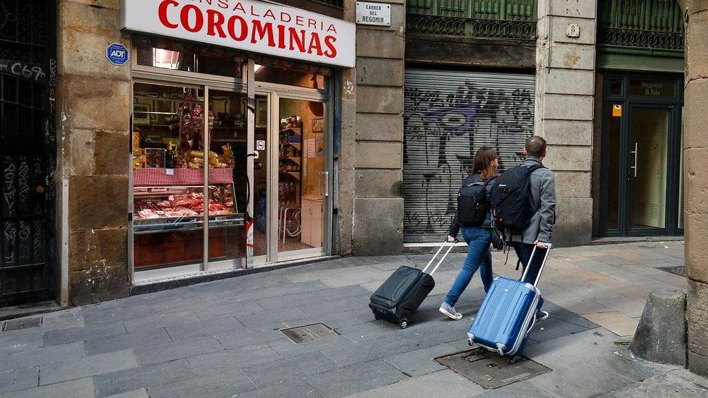 Turisteja Barcelonassa.