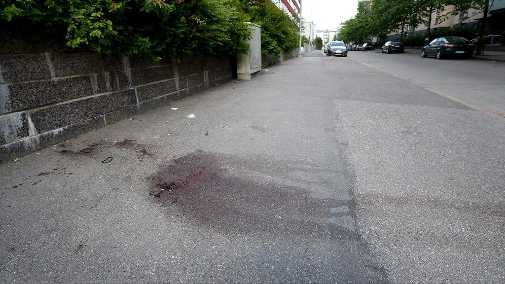 Verijälki Niittaajankadulla Helsingin Herttoniemessä 15. heinäkuuta 2017. Poliisi ampui lauantaiaamuna veitsi kädessä ollutta miestä Helsingin Herttoniemessä. Poliisin mukaan veitsellä aseistautunut mies käyttäytyi uhkaavasti eikä totellut poliisin käskytystä. Mies vietiin sairaalahoitoon, eikä hänellä ole hengenvaaraa.