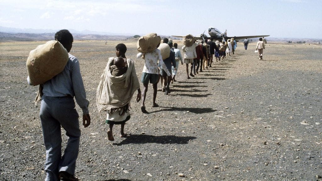 Kuvituskuvassa Etiopian kuivuusalueiden asukkaat jonottavat lentokoneeseen lapsineen ja nyytteineen Zwi Hamusitin pakolaisleirillä 7. toukokuuta 1983.