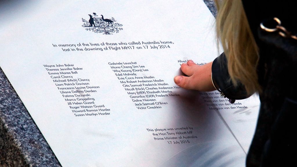 Amsterdamista Kuala Lumpuriin matkalla ollut kone ammuttiin alas ohjuksella Ukrainassa. MH17-lennon uhrien muistolle julkistetaan muistomerkki Hollannissa.