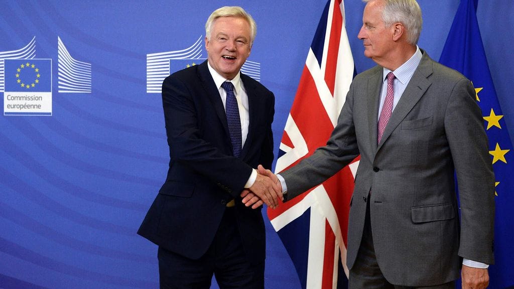 Britannian pääneuvottelijan David Davis ja EU:n neuvottelijan Michel Barnier kättelevät.