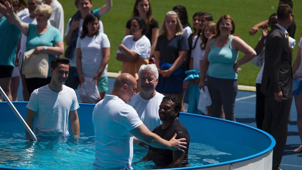 Jehovan todistajia kastetaan Itävallassa kesäkuussa 2017.