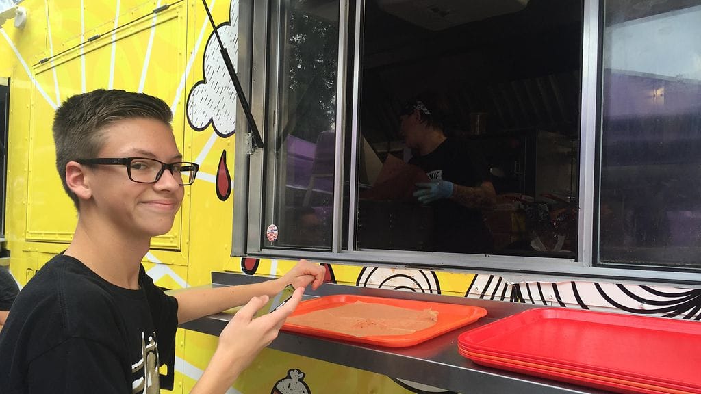 15-vuotias Desmon Roldan jonottaa ihmisten puolesta ravintoloihin.