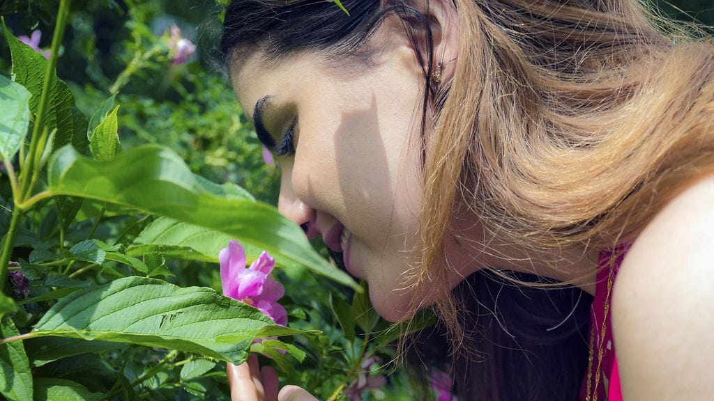 Tiesitkö, että kukkien tuoksuttelu voi lisätä onnellisuuttasi.