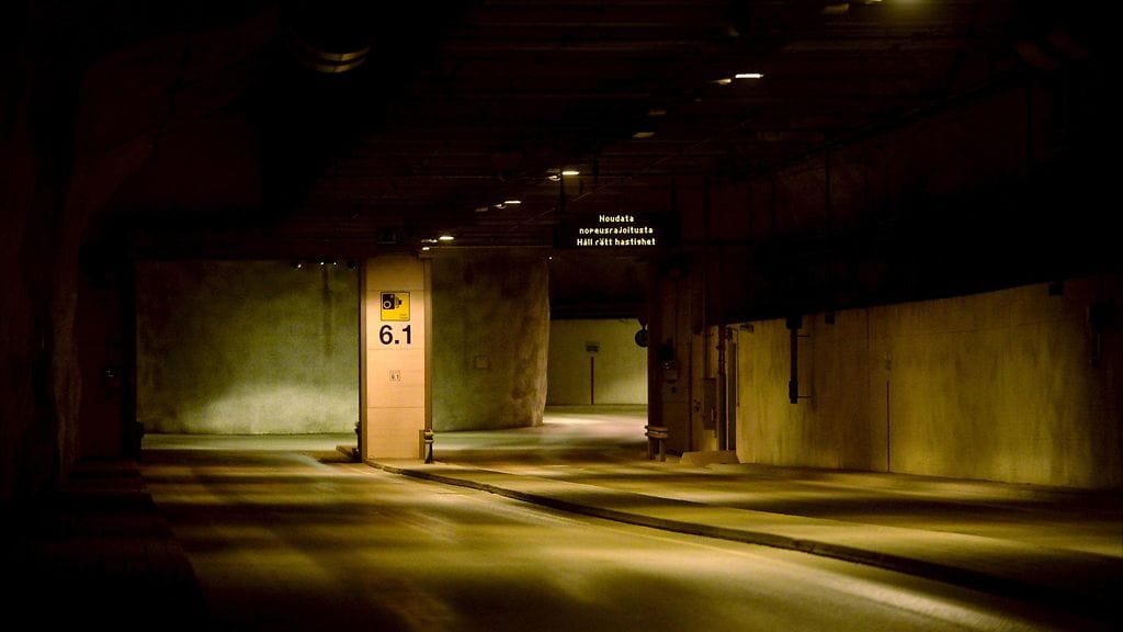 P-City Forum parkkihallin sisäänkäynti Helsingin keskustan alla 18. heinäkuuta 2017. Wall Street Journal uutisoi Suomen valmistautuvan tunnelien avulla Venäjän uhkaan.