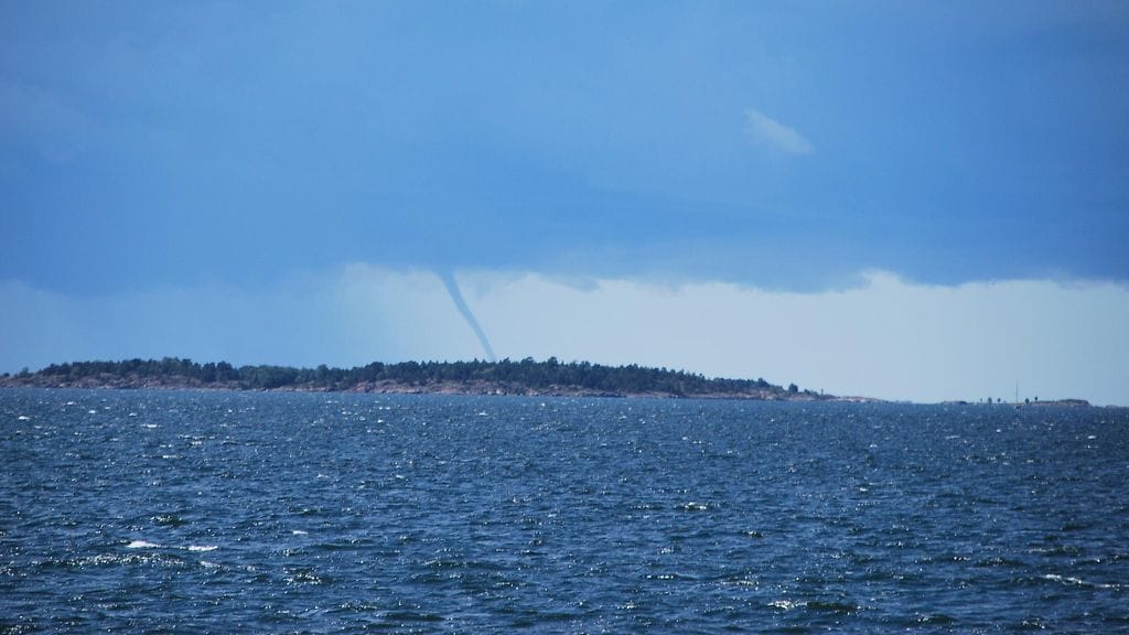 Kuvituskuva. MTV Uutisten lukijan kuvaama trombi Korppoon edustalla tiistaina 18. heinäkuuta vuonna 2017.