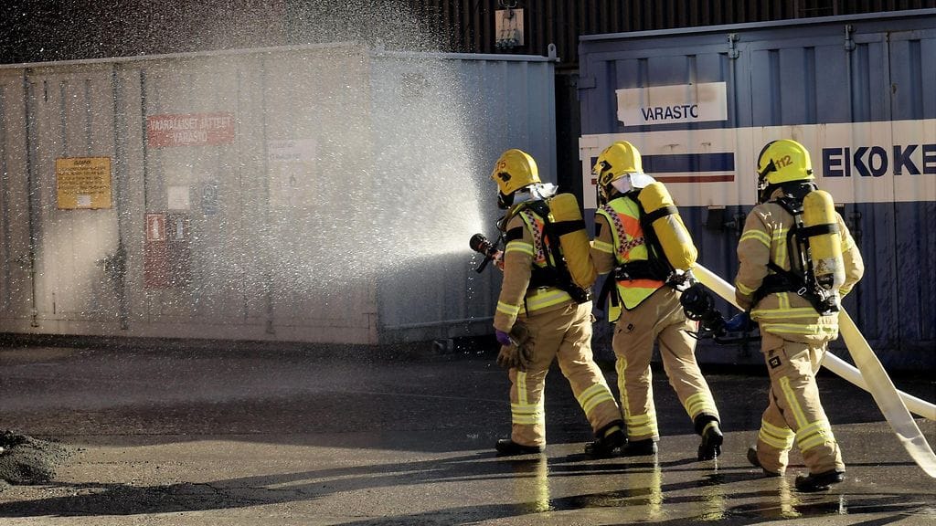 Tuoreen kyselyn mukaan suomalaisten luotto palomiehiin ja apteekin työntekijöihin on lujaa.