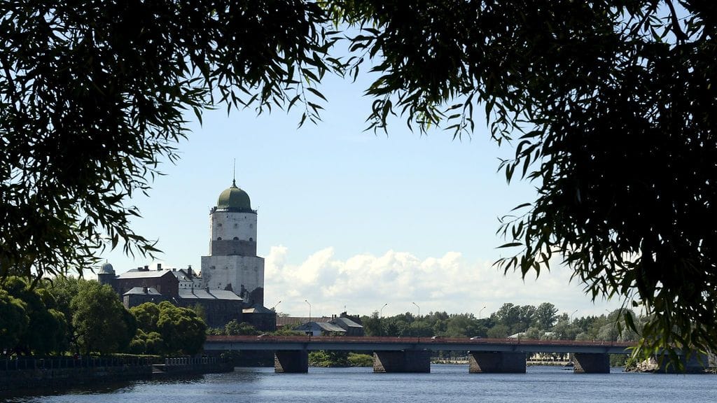 Viipurin linna sijaitsee kalliosaarella Linnansalmessa.