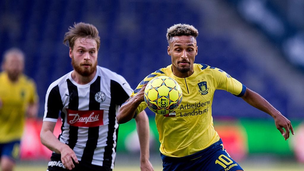 Bröndbyn Hany Mukthar (oik.) ja VPS:n Jerry Voutilainen taistelevat taas tänään.