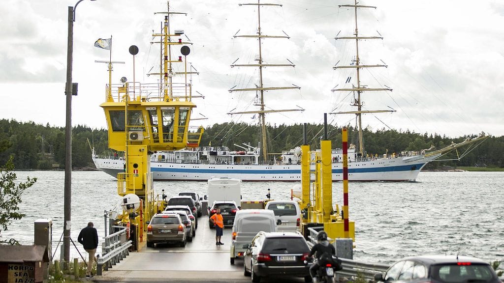 Tall Ships Races Turku 2017 -kisaan osallistuva venäläinen Mir illansuussa Korppoon ja Nauvon välisellä laivaväylällä matkalla Turkuun keskiviikkona.