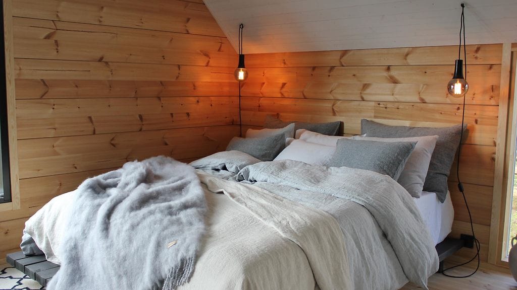 Sisustuksessa suositaan nyt luonnonmateriaaleja, villa, pellavaa, puuta. Eri puulajeja sekoitetaan rohkeasti keskenään, kuten tässä kohteessa.