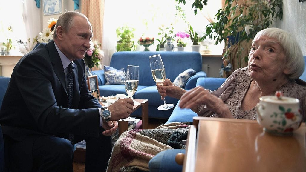 Presidentti Putin ja vuosia täyttänyt Aleksejeva nauttivat lasilliset kuohuvaa.