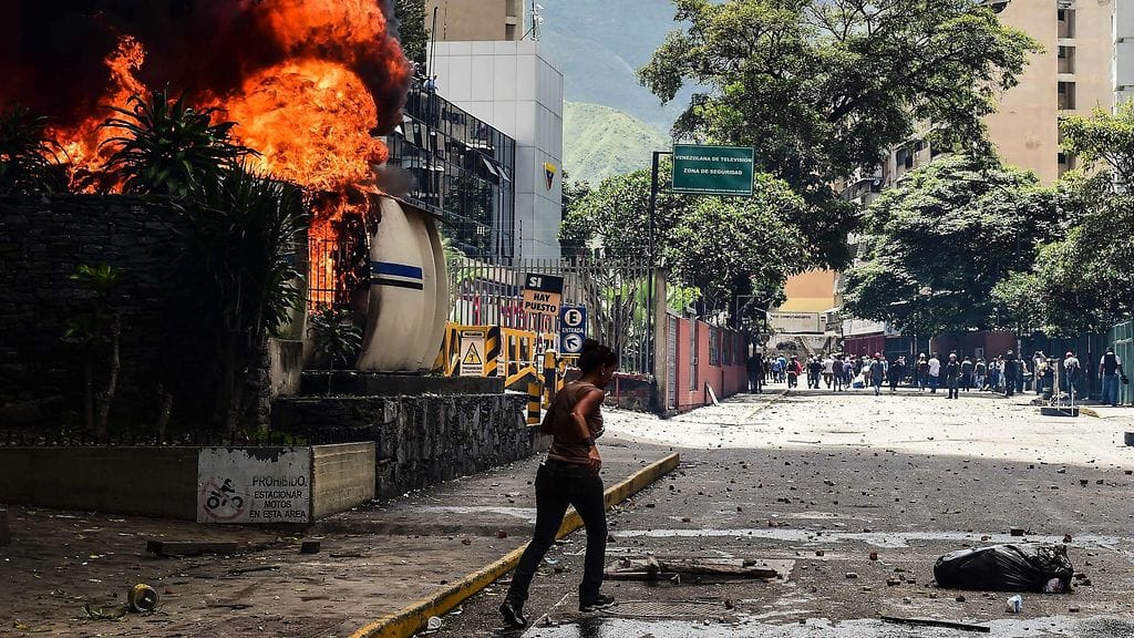 Opposition mielenosoittajat ottivat yhteen mellakkapoliisin kanssa Caracasissa 20. heinäkuuta. 2017.