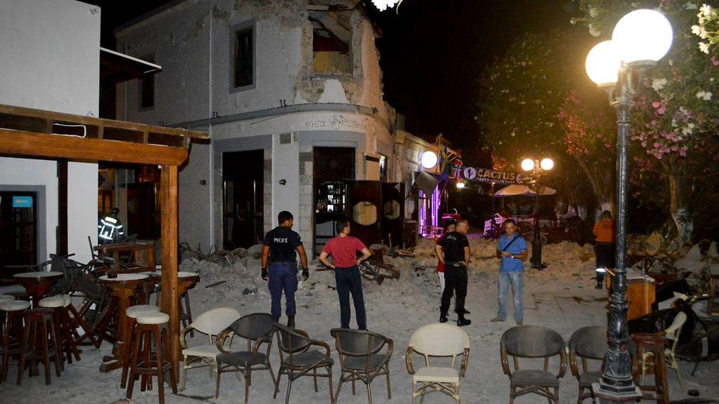 Kahvila tuhoutui maanjäristyksessä Kosin saarella Kreikassa. Kuvan kahvila ei tiettävästi liity järistyksensä surmassa saaneisiin turisteihin.