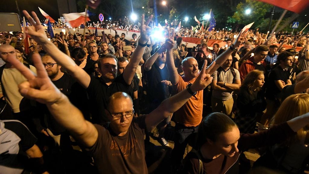 Puolassa osoitettiin mieltä kiisteltyä lakiuudistusta vastaan 20. heinäkuuta.