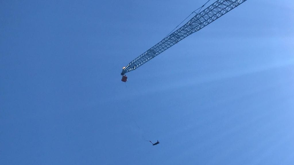 Loukaantunut benjihyppääjä on viety jatkohoitoon. Kuvituskuva.