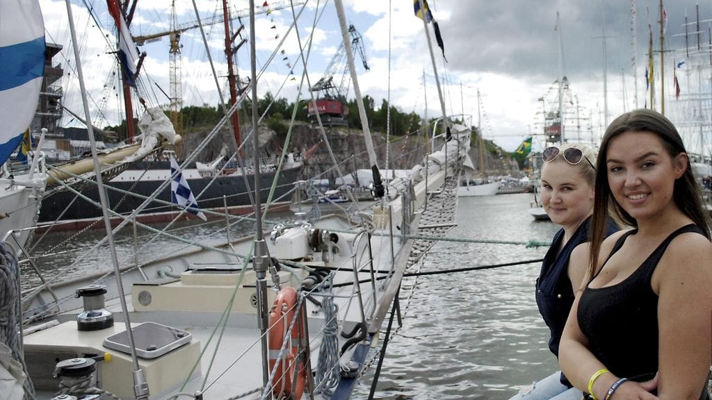 Kastanja Laurikko (edessä) Turusta ja Iiris Mattila Salosta Tall Ships Races -tapahtumassa Turussa 21. heinäkuuta 2017. 19-vuotiaat Laurikko ja Mattila osallistuivat The Tall Ships Races -purjehduskilpailuun Suomen purjelaivasäätiön kuunari Helenallla. He olivat mukana Ruotsin Halmstadista Kotkaan.