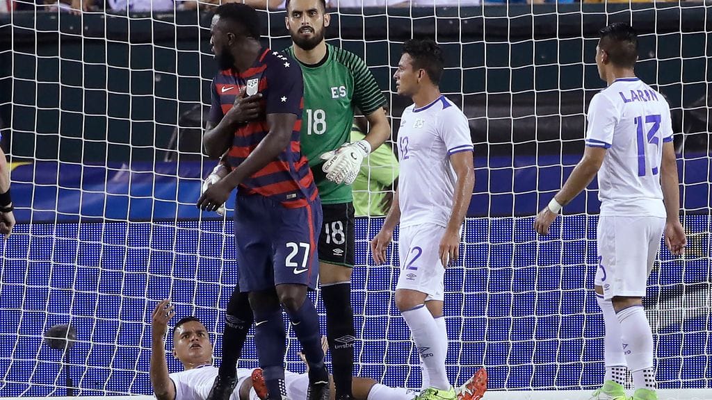 Henry Romero keräsi itseään kentän pinnasta purtuaan USA:n Jozy Altidorea selkään.