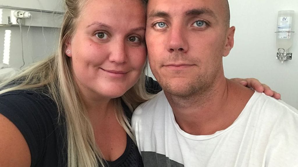 Avopuoliso Linus lensi Turkuun myös tukemaan Wiktoriaa. Hän pystyy nukkumaan Tyksissä lattialla olevalla patjalla lähellä puolisoaan.