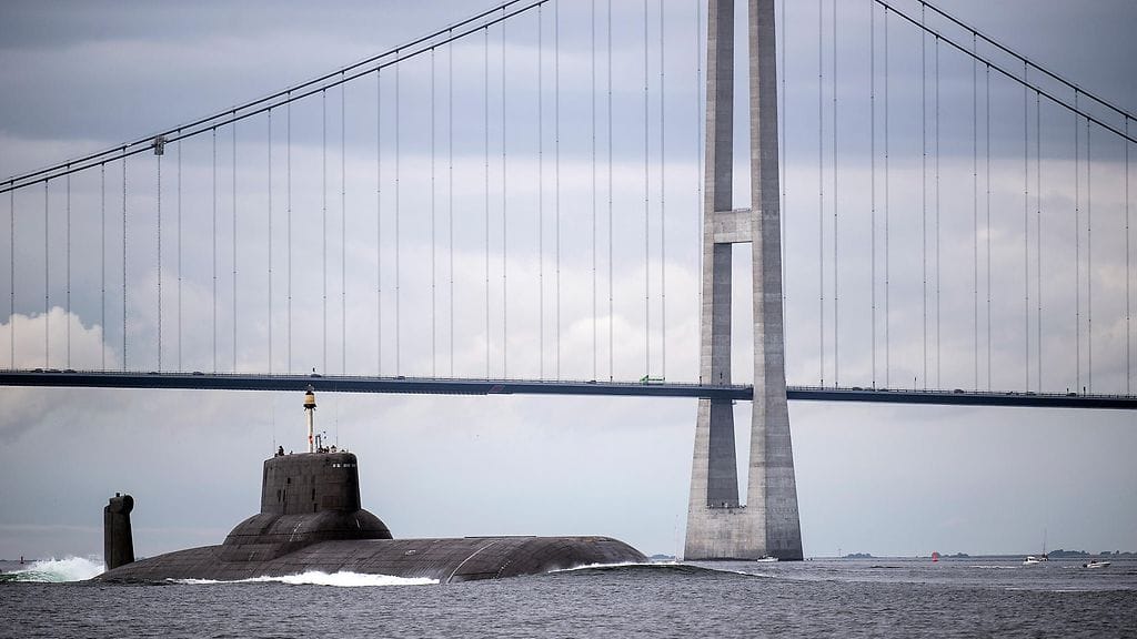 Perjantaina Dmitri Donskoi seilasi Tanskan edustalla. Taustalla Ison-Beltin silta.