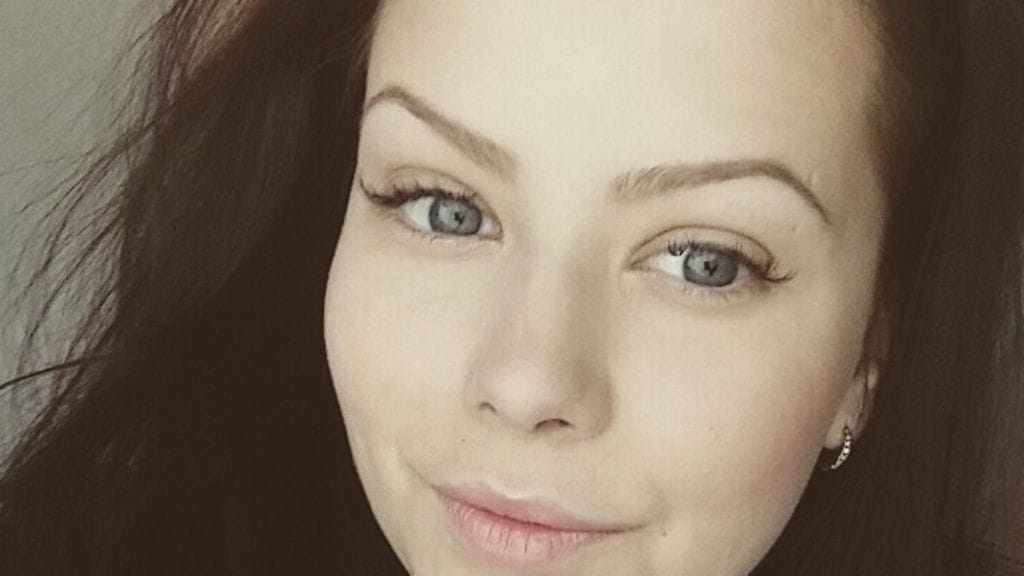 Terhi Alioravainen kertoo käyneensä lyhyen ajan sisällä kymmeniä kertoja terveyskeskuksessa hoidattamassa väärin diagnosoitua vaivaansa.