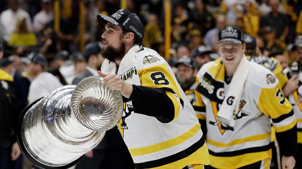 Brian Dumoulin ja Olli Määttä (taka-alalla) juhlivat cupia kesäkuussa.