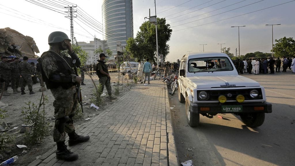Pakistanin armeijan sotilaita räjähdyspaikalla.