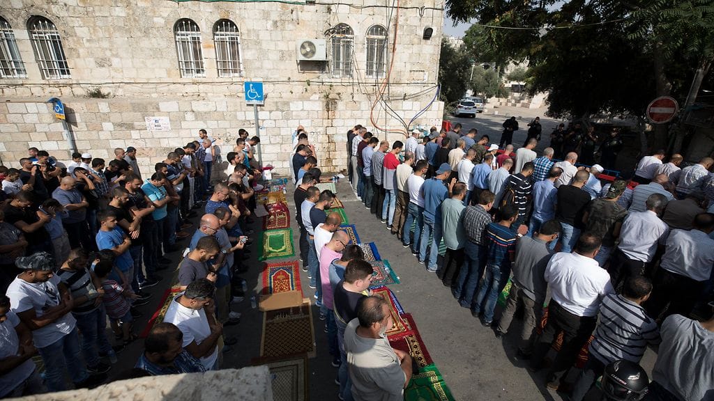 Rukoilijoita al-Aqsan portilla.