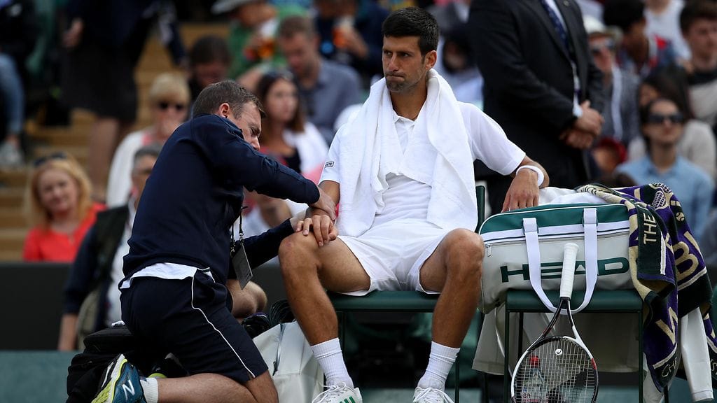 Novak Djokovicin oikea kyynärpää vihoitteli taas Wimbledonissa.