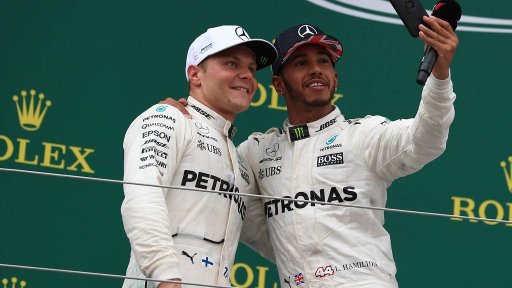 Valtteri Bottas ja Lewis Hamilton juhlivat kaksoisvoittoa Silverstonessa.