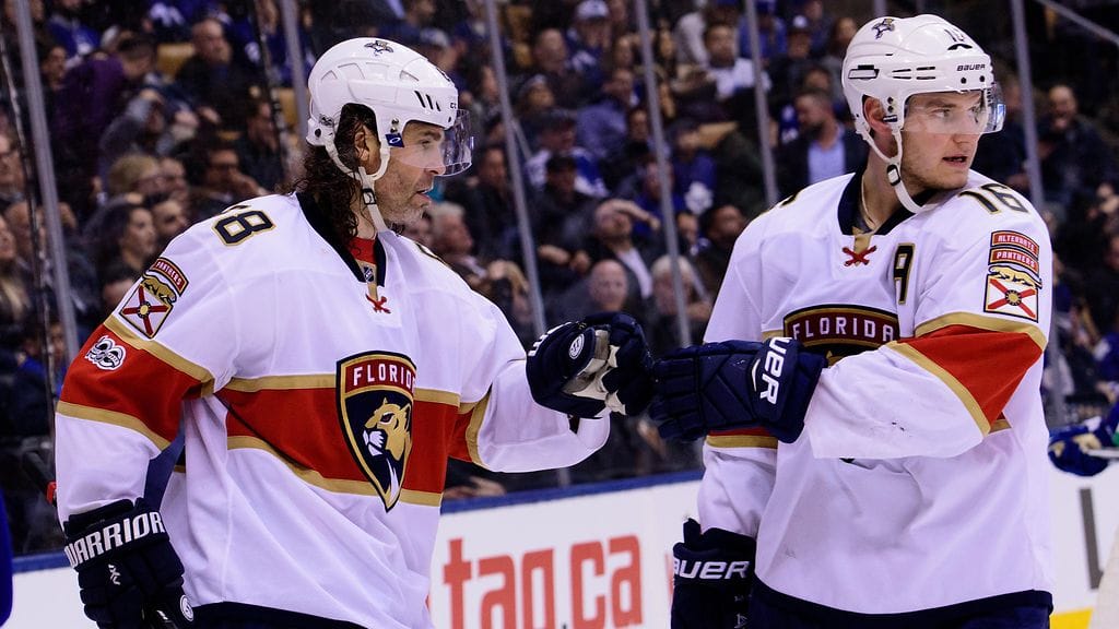 Jaromir Jagr (vas.) pelasi viime kaudet Aleksander Barkovin rinnalla Floridassa.