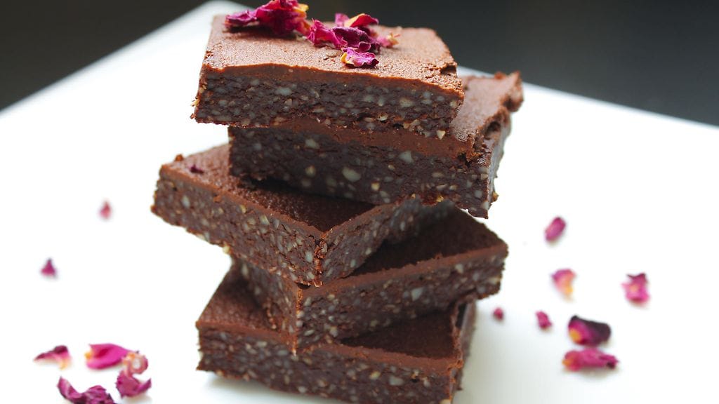 Nämä browniet ovat täysin jauhottomat ja helppo valmistaa ilman uunia.