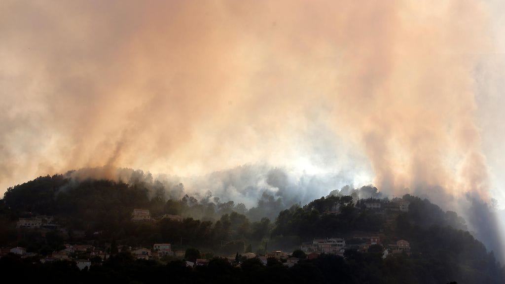 Kuva metsäpalosta Carroksesta Etelä-Ranskasta.