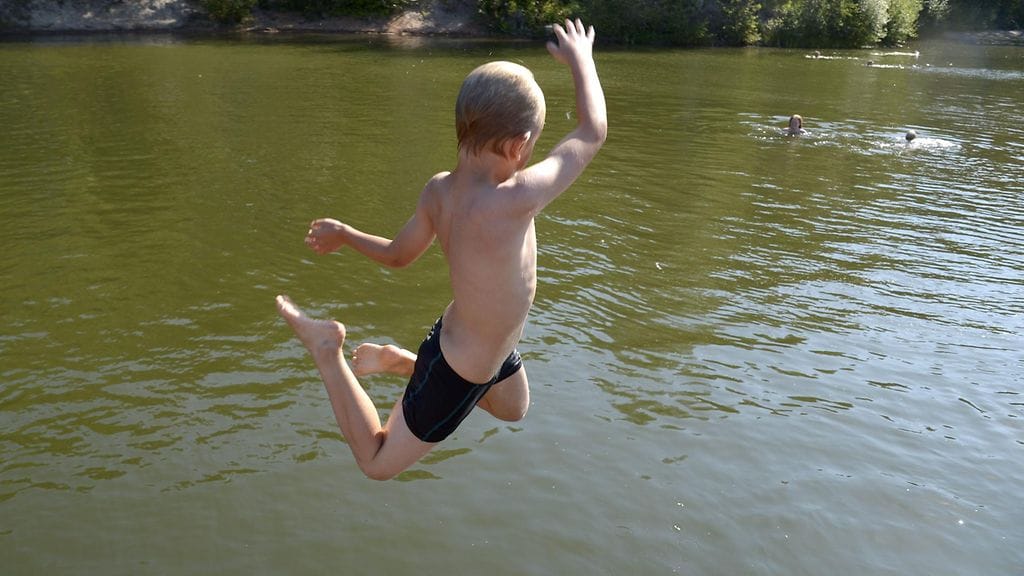 Tällä viikolla uimavedet lämpenevät monin paikoin kahteenkymmeneen asteeseen. Kuvituskuva Vantaan Vetokannaksen uimarannalta 5.8.2014.