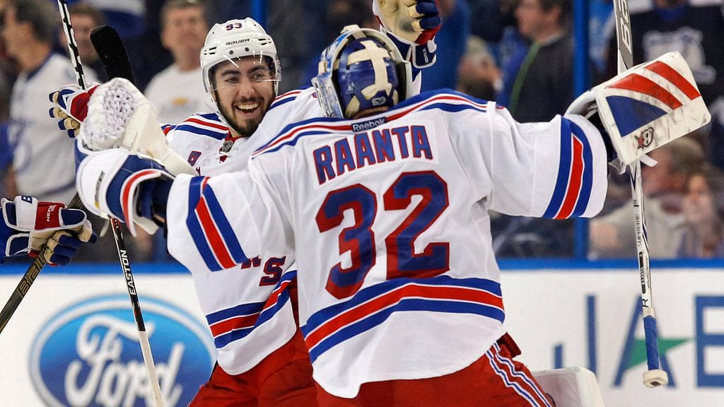 Mika Zibanejad ja Antti Raanta tuulettavat nyt eri joukkueissa. Raanta siirtyi Arizona Coyotesiin.