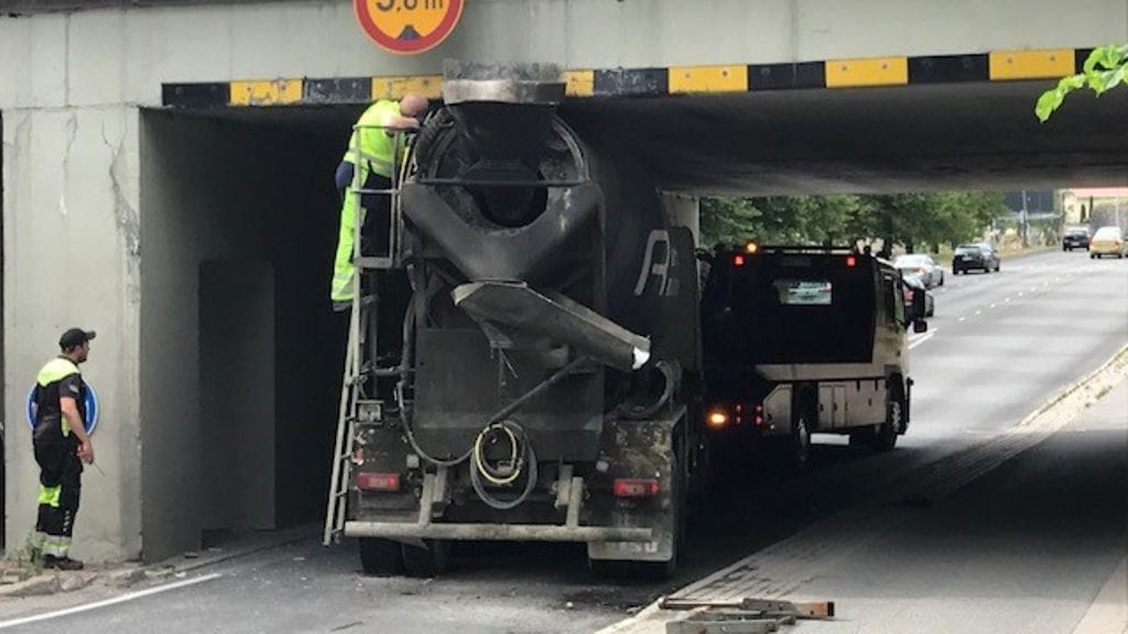 Paikalla on eri lehtien perusteella jäänyt jumiin useampikin ajoneuvo aiemminkin. Kuva: Hannu Karvia.