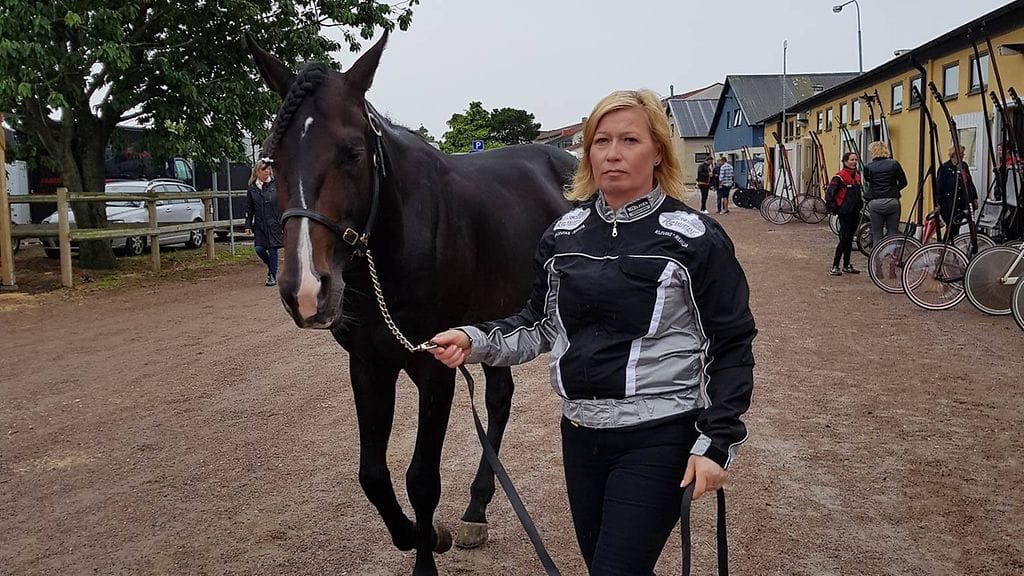 Workout Wonder ja Minna Kauhanen Jägersron tallialueella.