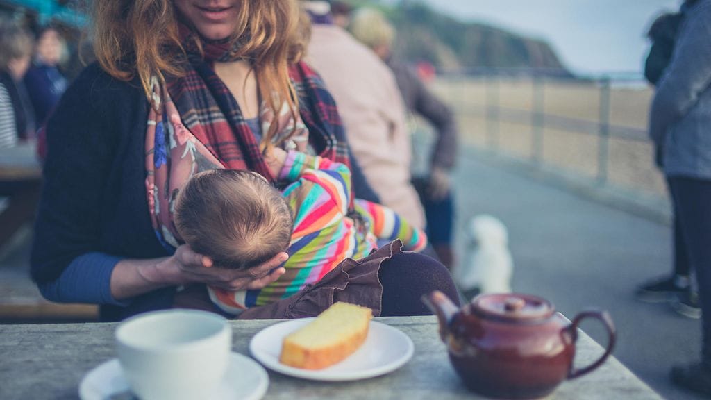Kuvituskuva: Imettävä äiti ravintolassa.