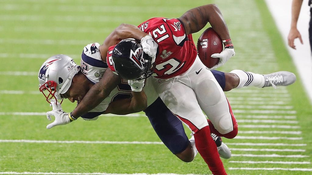 Pelaajat kokevat kovia tällejä amerikkalaisessa jalkapallossa. Kuva viime helmikuun Super Bowlista.