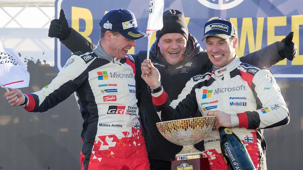 Jari-Matti Latvala (oik.) juhli Ruotsin MM-rallin voittoa kartturinsa Miikka Anttilan ja tallipomo Tommi Mäkisen kanssa helmikuussa.