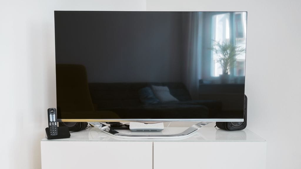 Kyselyn mukaan ikkunoista tulviva valo haittaa suomalaisten tv:n katselua kesäisin.