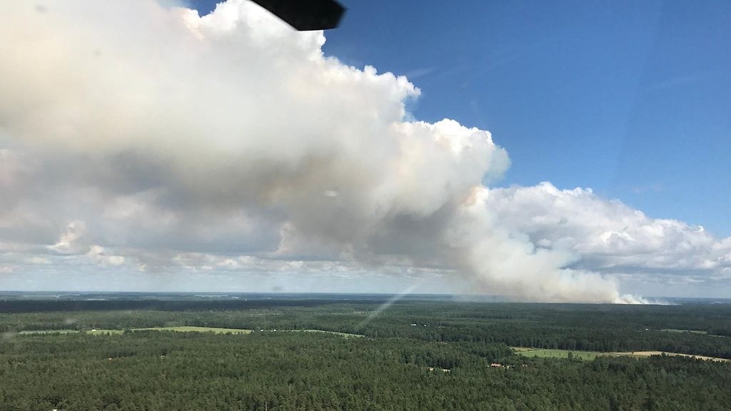 Pelastuslaitoksen kuvaa paloalueesta. Kuva Rajavartiolaitoksen helikopterista.