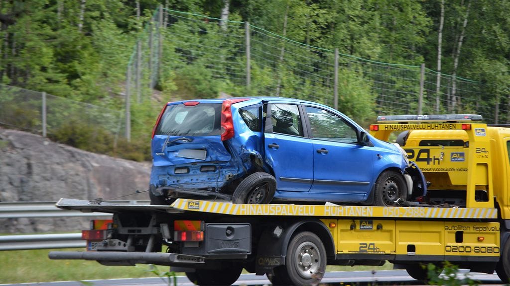 Silminnäkijän mukaan ainakin viisi autoa hinattiin pois paikalta. Pelastuslaitokselta kerrotaan ainakin kolmen auton vahingoittuneen.