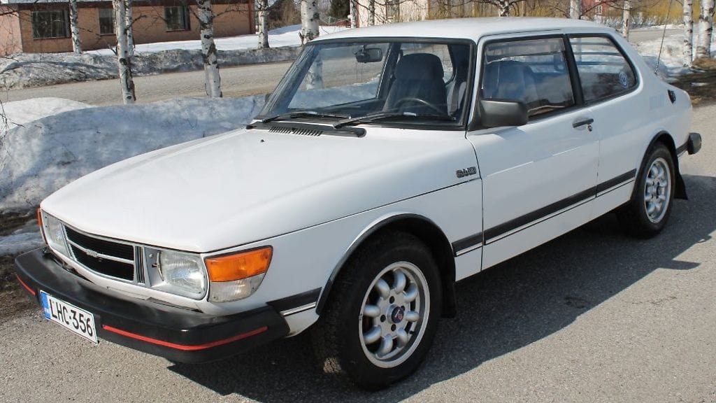Tällä hetkellä valmiina on valkoinen vuoden 1983 Saab 99, joka on käynyt näyttelyissäkin.