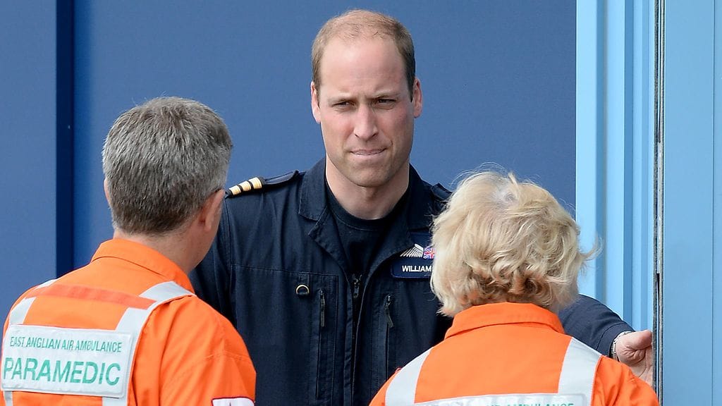 Prinssi William pelastushelikopterin lentäjän asussa heinäkuussa 2016.