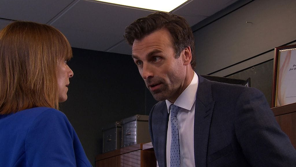 Rhona syyttää miestään raiskauksesta.