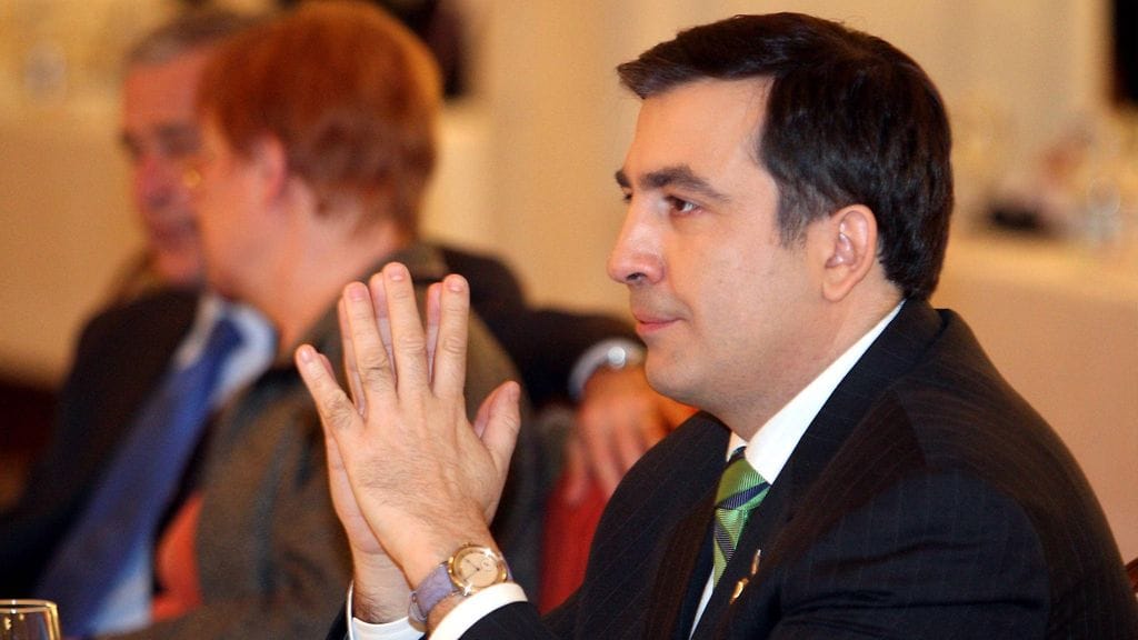 Saakashvili tunnetaan vuoden 2003 ruusuvallankumouksesta sekä lyhyestä sodasta, jonka Georgia kävi Venäjän kanssa 2008.
