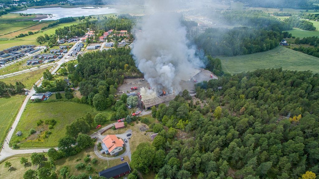 Kuva varastopalosta Vanhalla Nuorikkalantiellä.